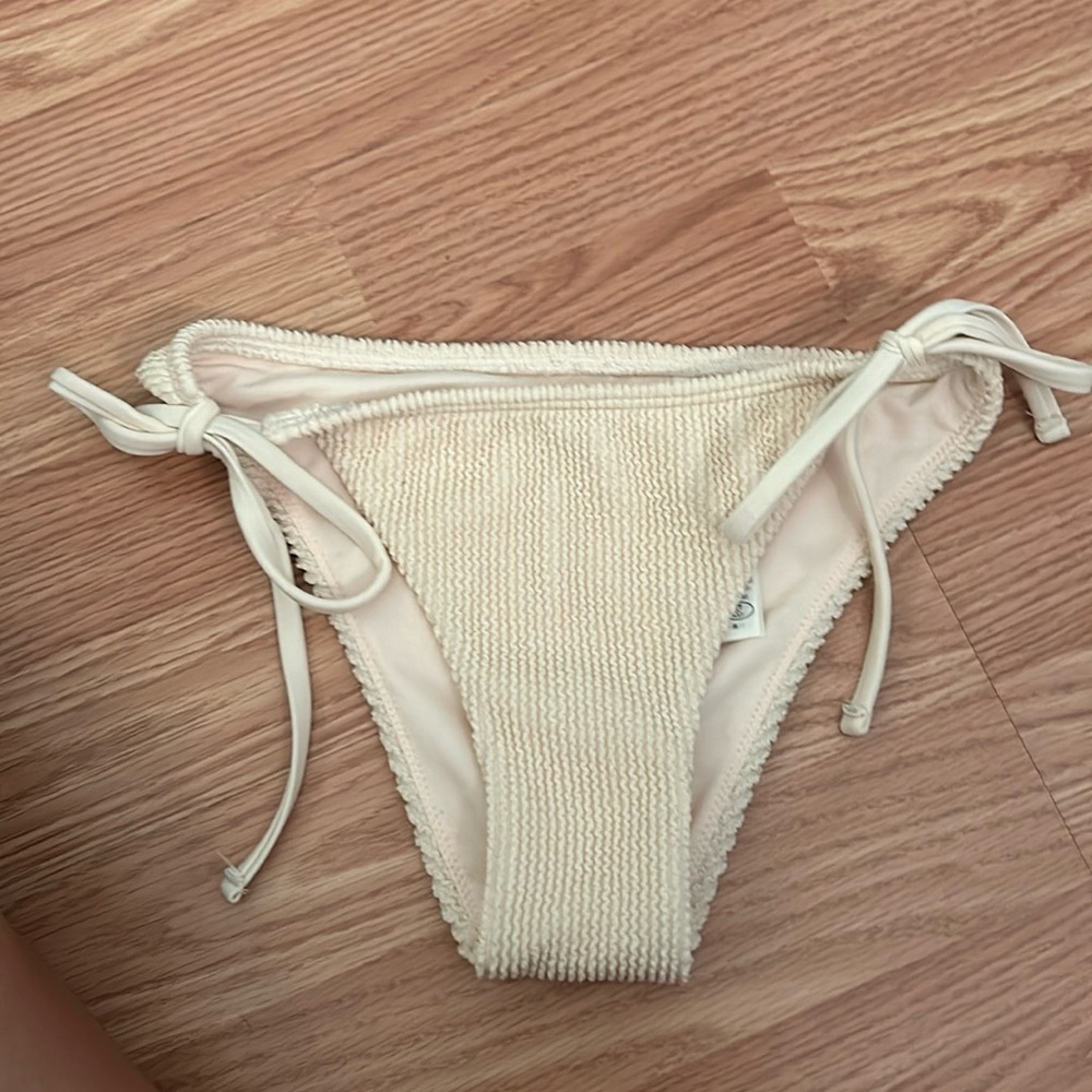 cream Hollister cheeky bottoms